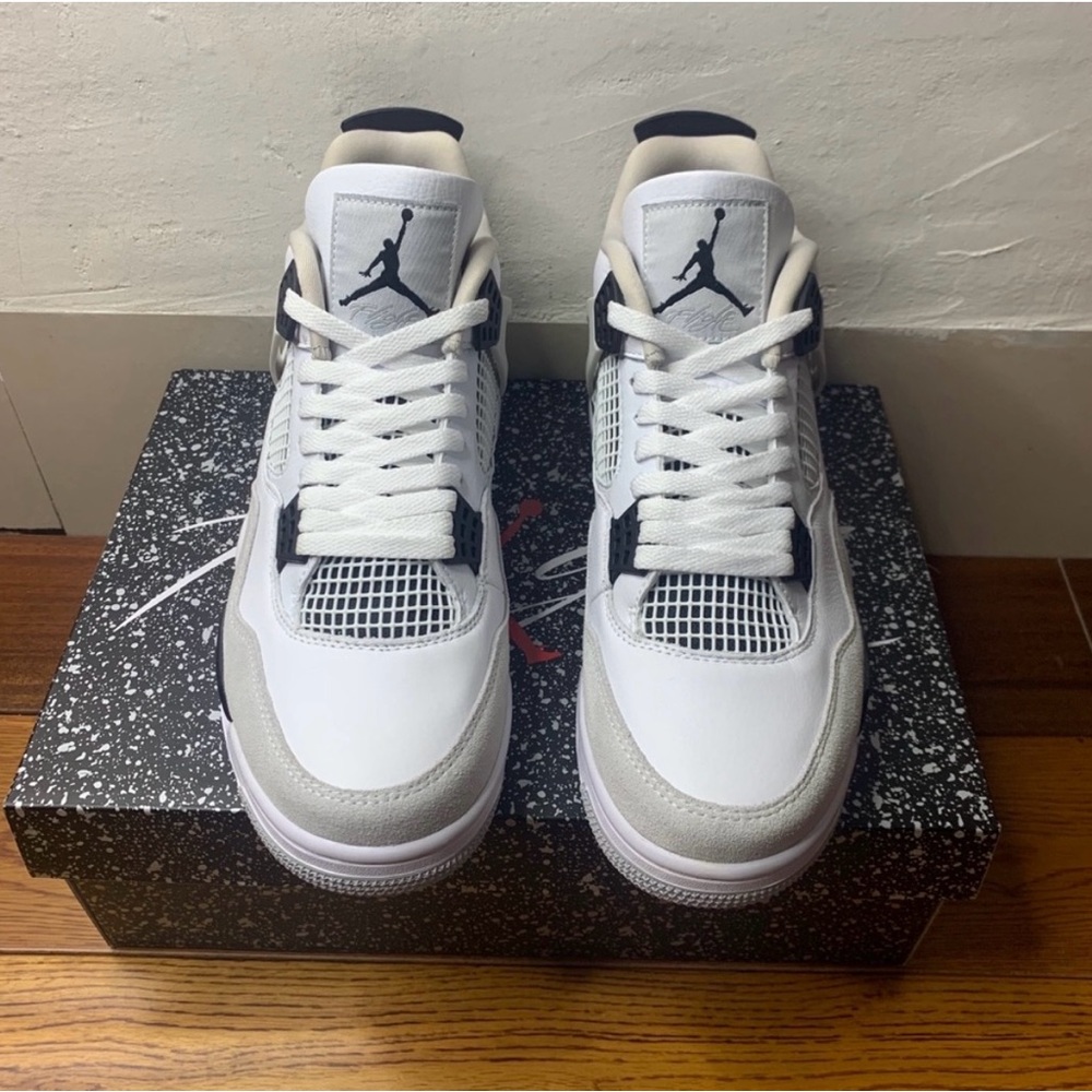 Jordan White Sneakers with Retro Style and Iconic Jumpman Logo